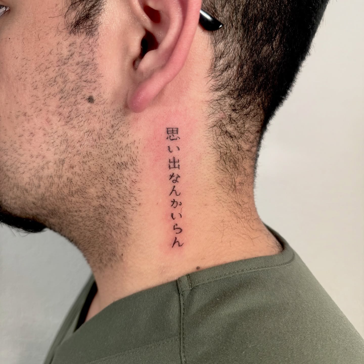 Tatuaje vertical cuello japonés