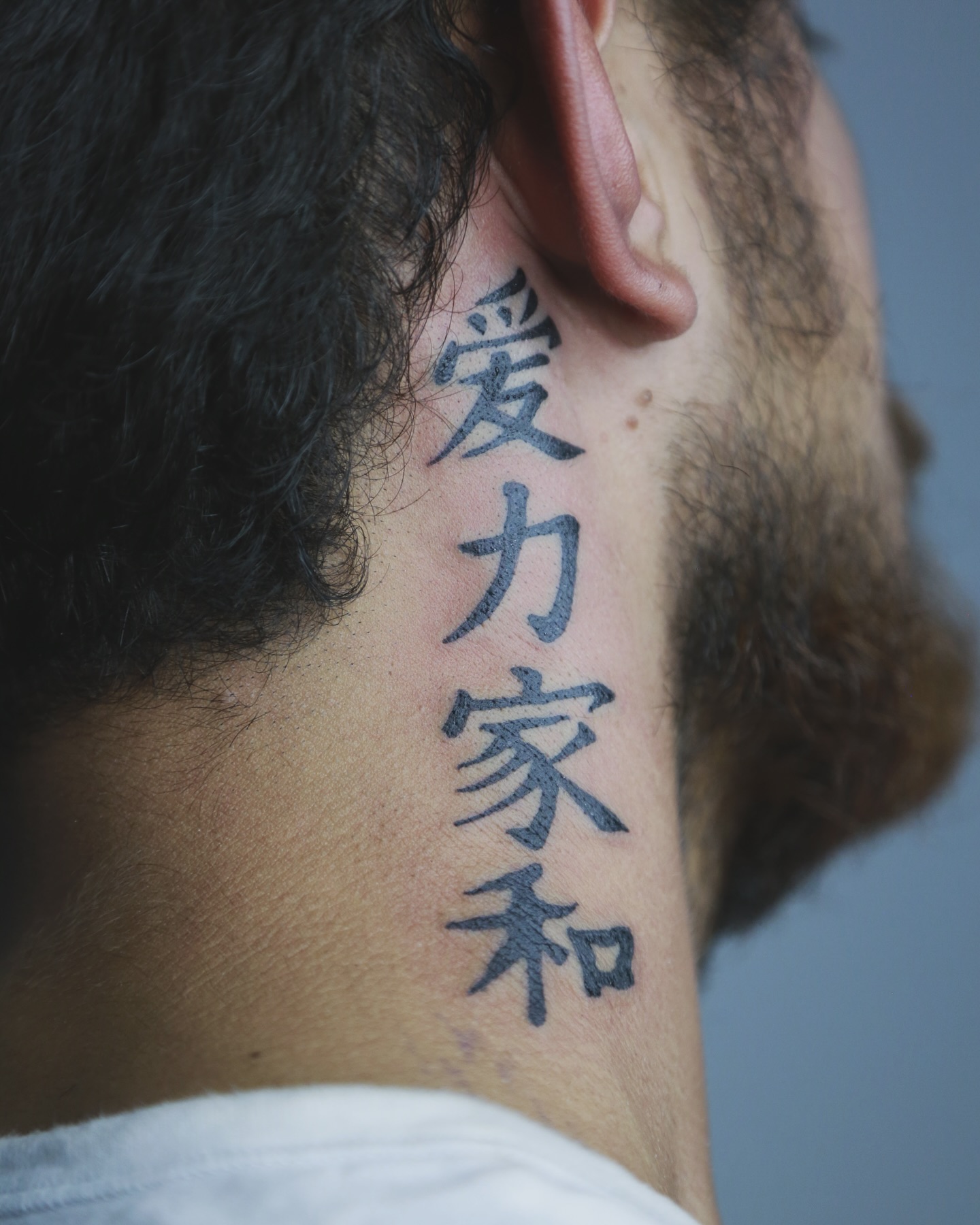 Trazos kanji en cuello