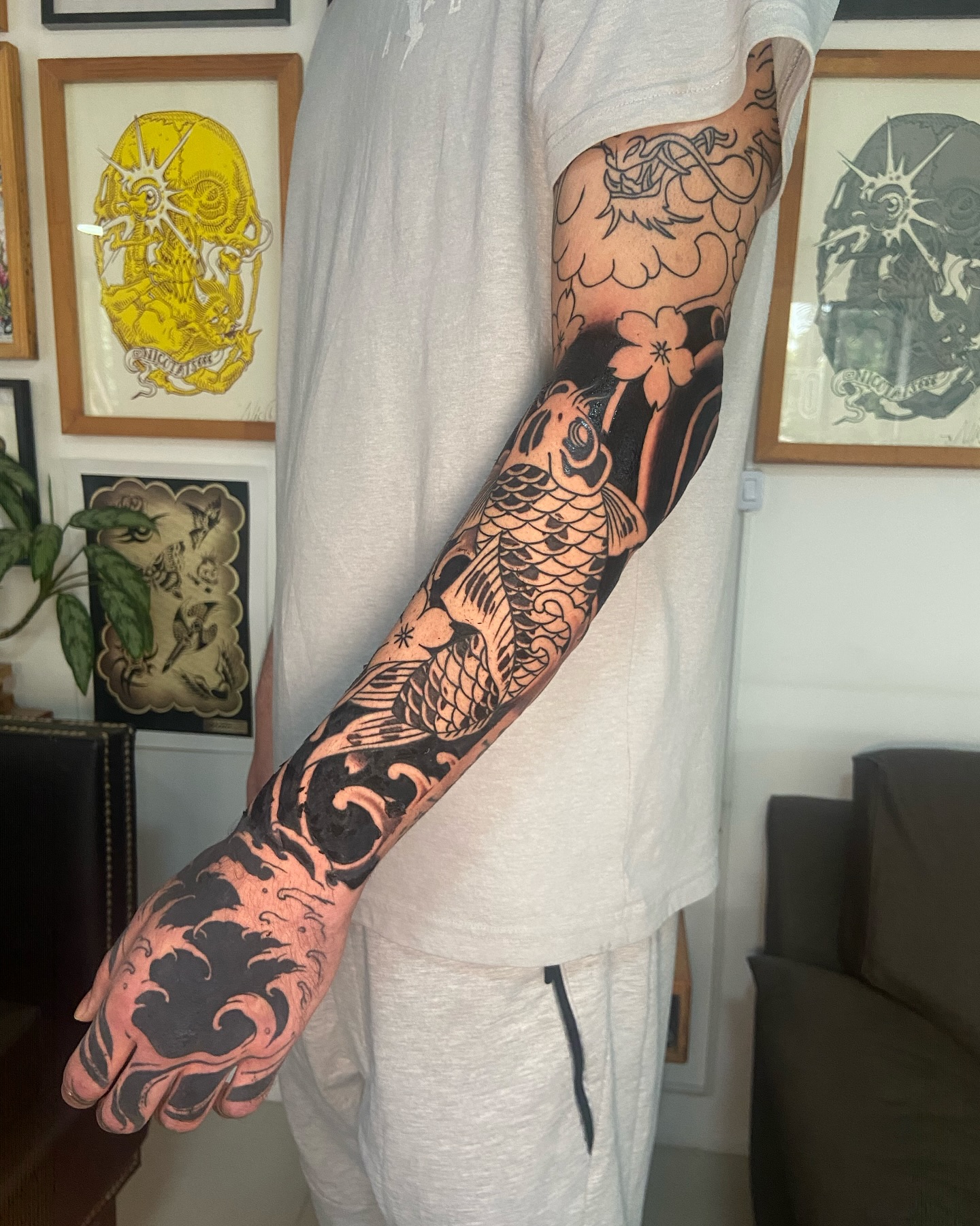 Tatuaje marino en brazo