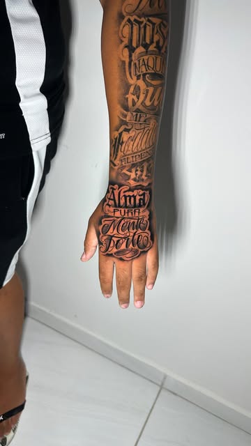 Lettering Sleeve Hand
