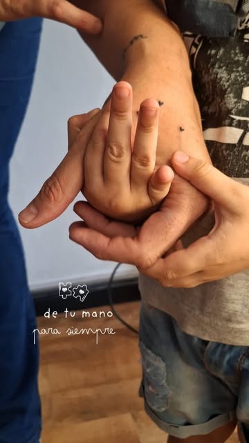Mini tattoos en la mano