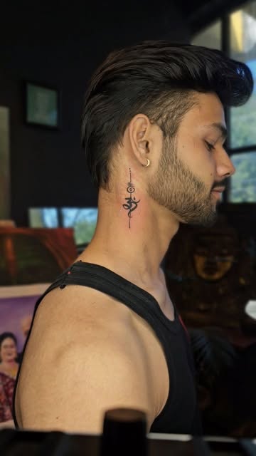 Minimal Back Neck Motif