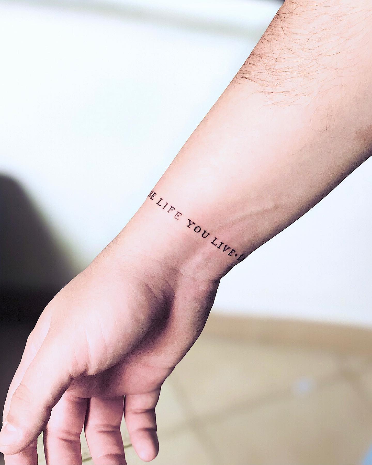 Frase minimalista en antebrazo