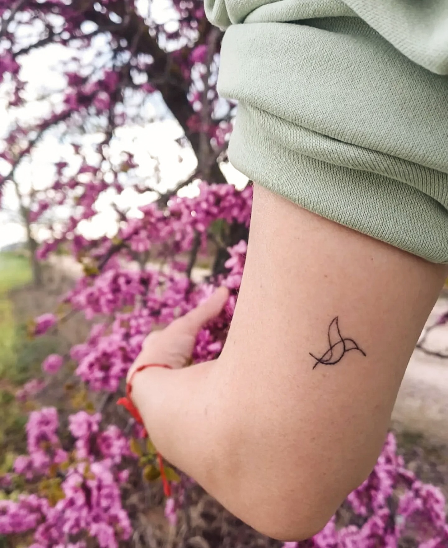 Mariposa minimalista en brazo