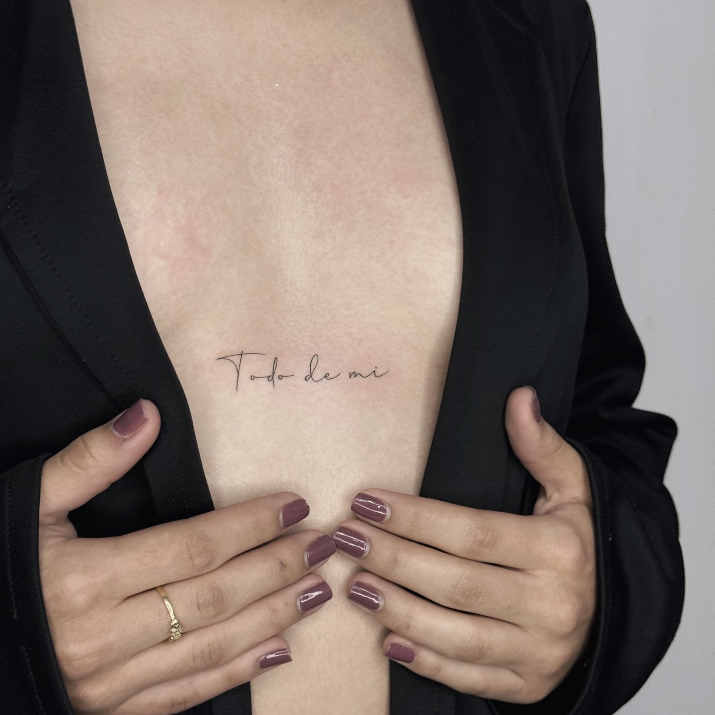 Tatuaje minimalista femenino