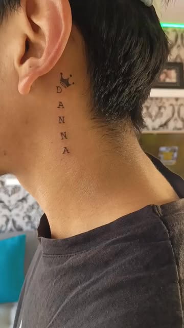 Tatuaje cuello minimalista