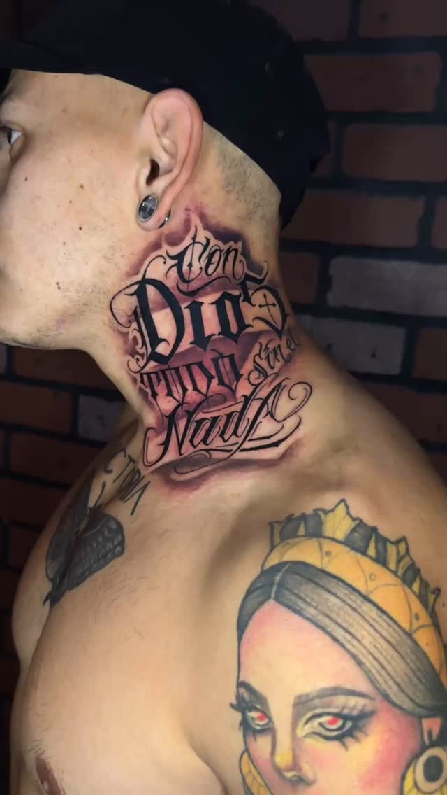 Cuello con lettering