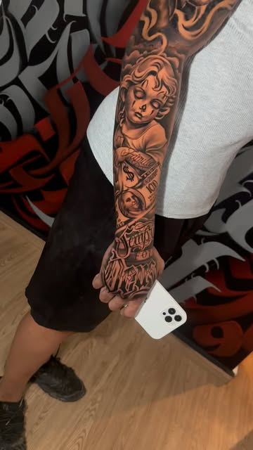 Brazo tatuado neotradicional
