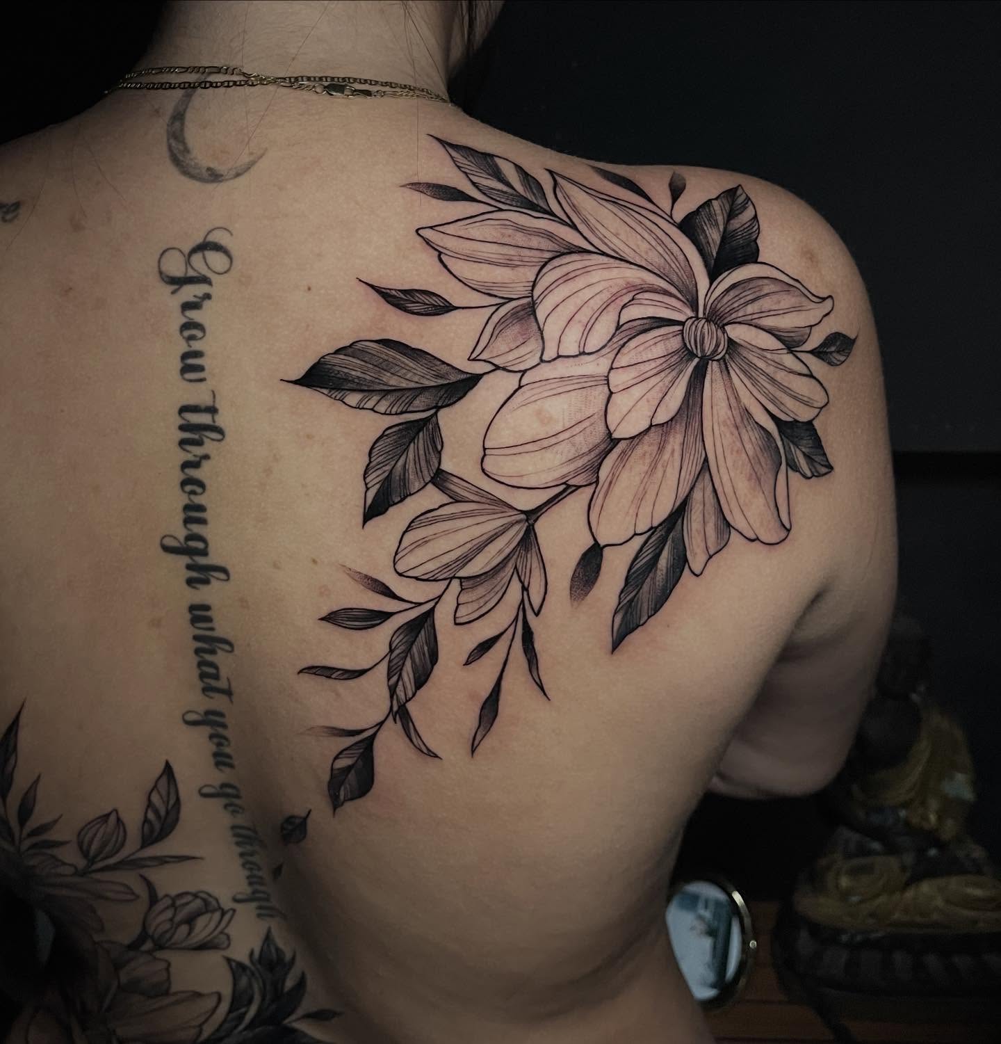 Flor en espalda femenina