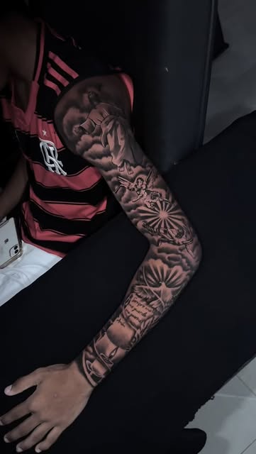 Brazo con ángel y rosas