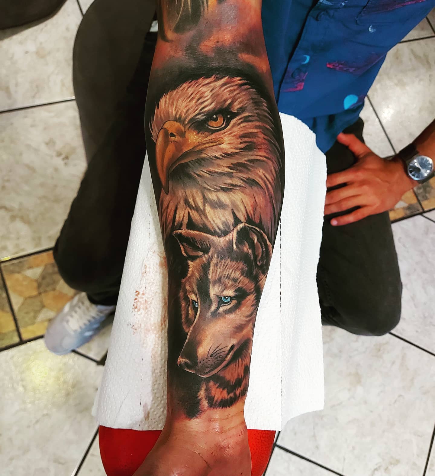 Lobo realista doble rostro
