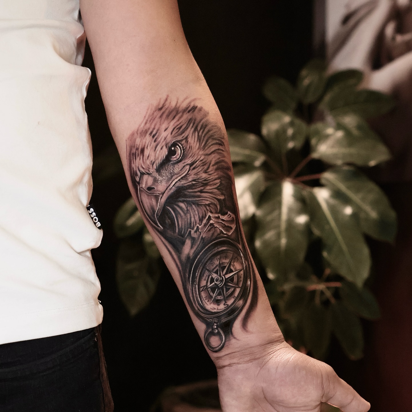 Águila y brújula brazo