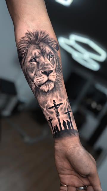 León realista y cruces