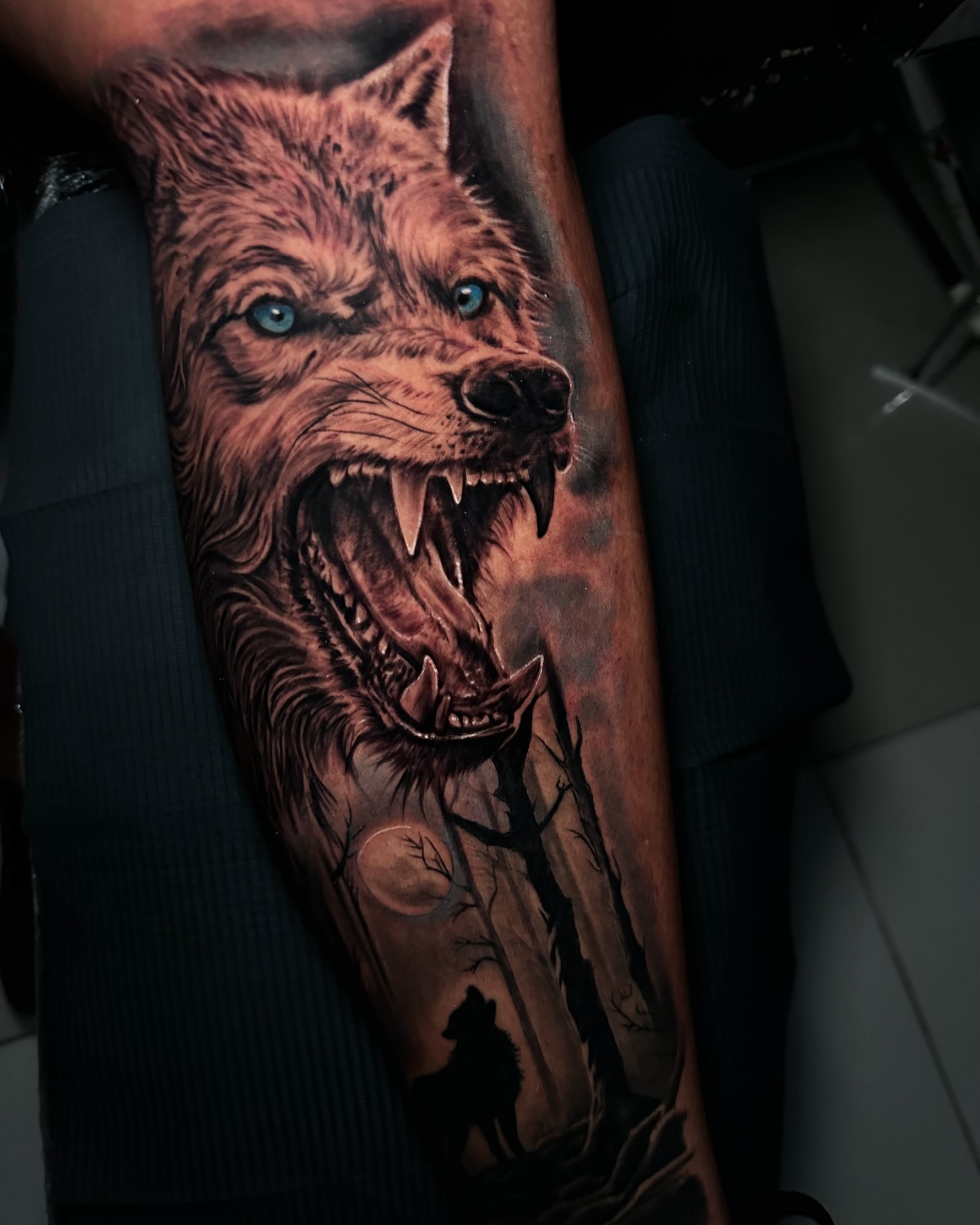 Lobo realista rugiendo