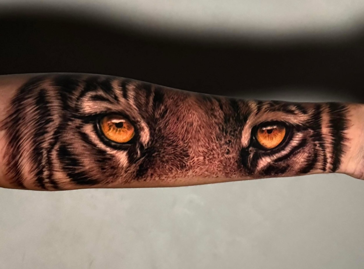 Tiger Eye Roar