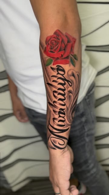 Rosa y nombre cursivo