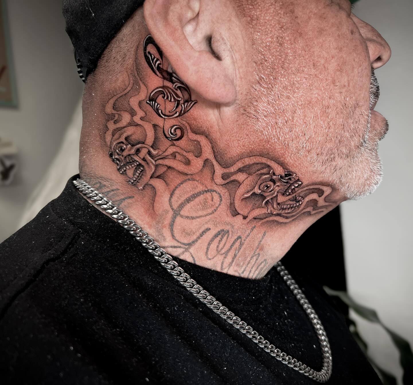 Skull Neck Baroque