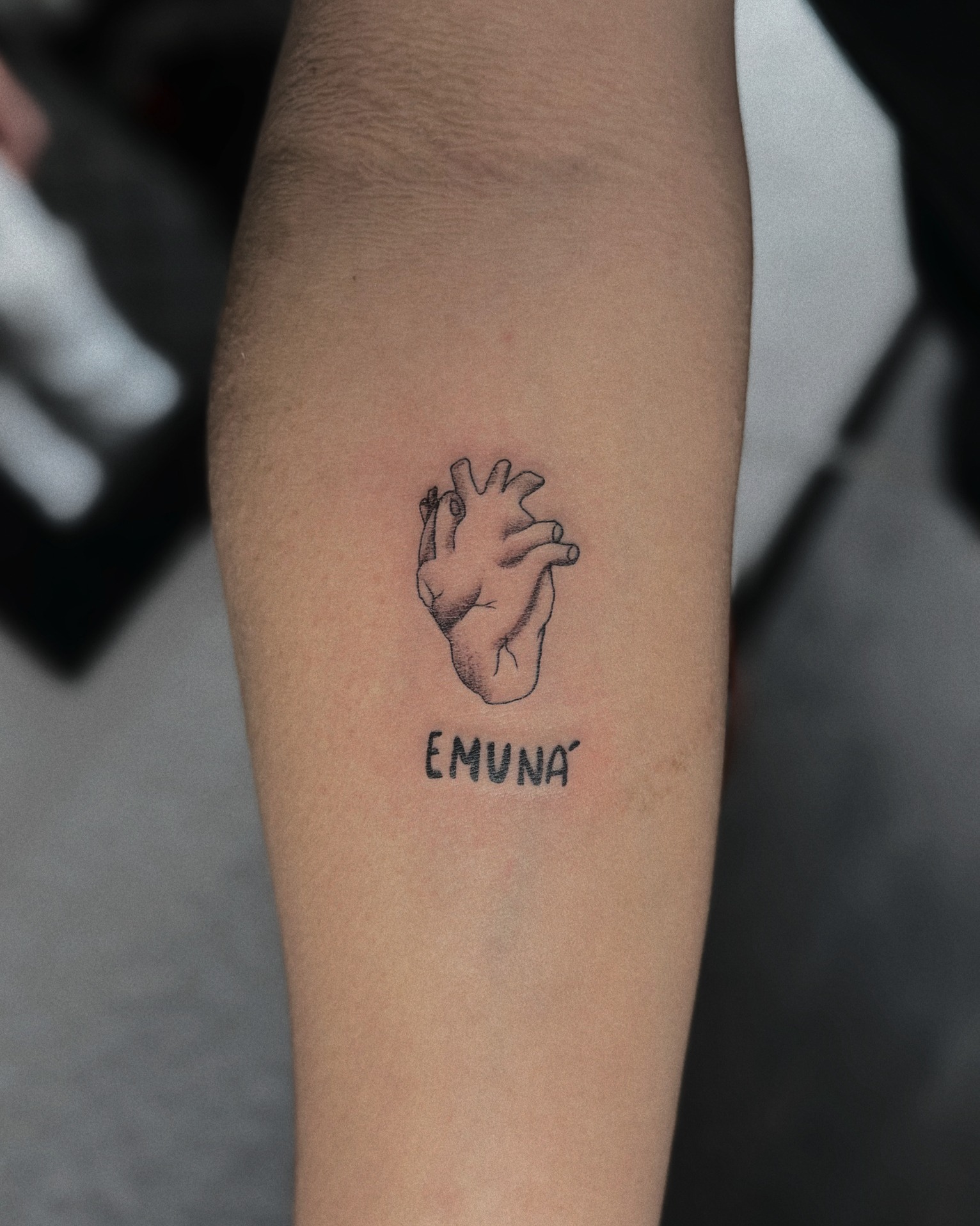 Mano y nombre minimal
