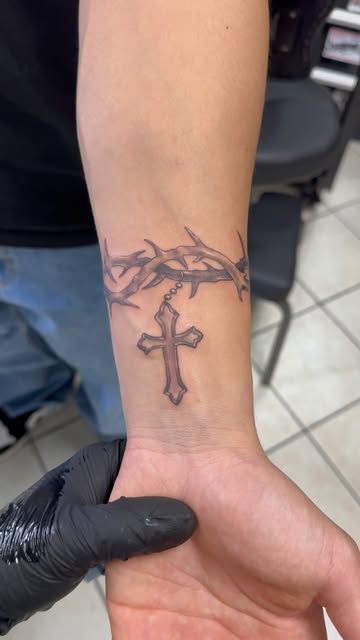 Cruz minimalista brazal