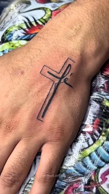 Cruz minimalista brazo
