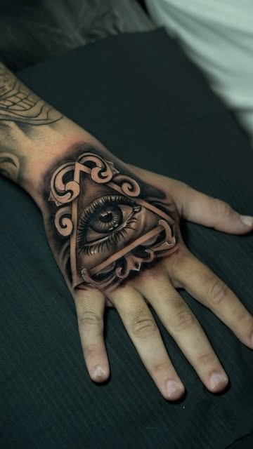 Ojo tribal en mano