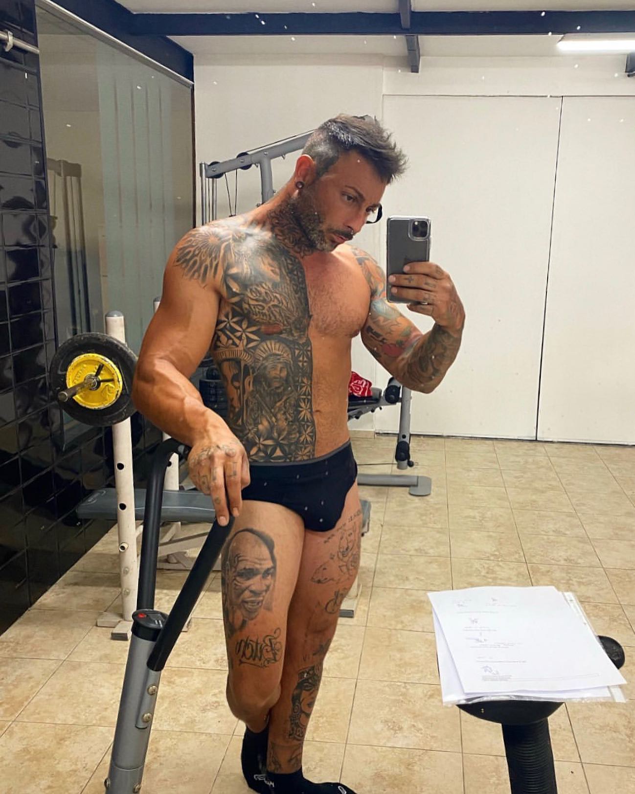 Tatuaje tribal en brazo