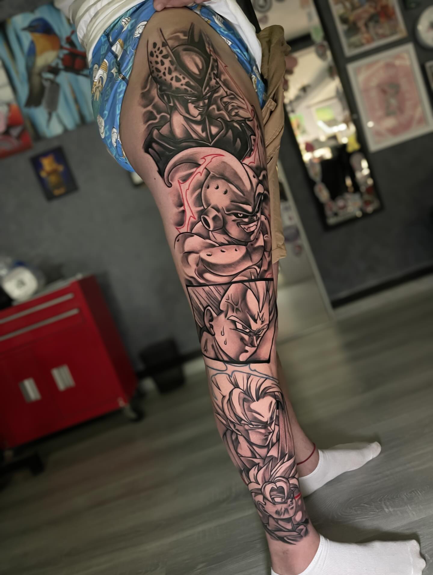 Pierna con personajes