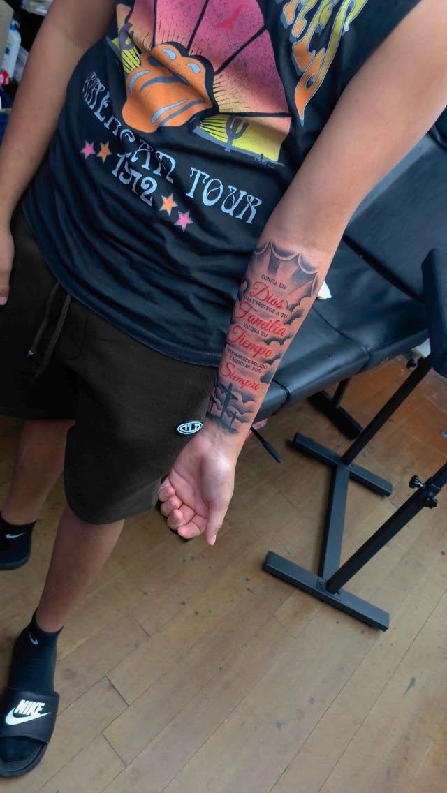 Brazo con texto floral