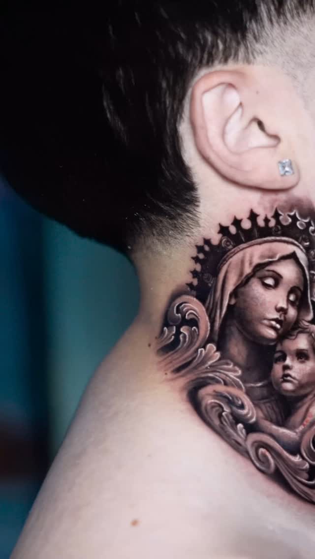 Virgen con detalles orantes